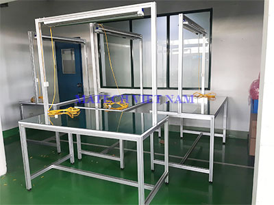 ban nhom co den giua