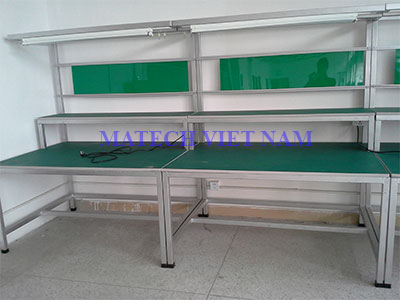 ban thao tac inox mat go