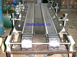 Băng tải xích bản lề inox khung inox