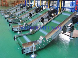 Băng tải nghiêng ở cửa an ninh