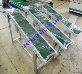 Băng tải PVC nghiêng khung nhôm định hình