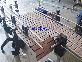 Băng tải xích bản lề nhựa có thành chắn di động