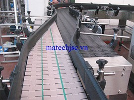 Chuyển tiếp hai băng tải xích bản lề nhựa song song