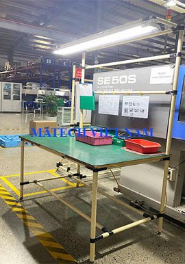 Bàn thao tác ống thép bọc nhựa có đèn và thanh treo bảng biểu