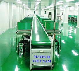 Băng tải PVC phẳng có bàn làm việc 2 bên