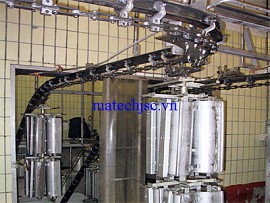Băng tải xích treo dây chuyền mạ điện