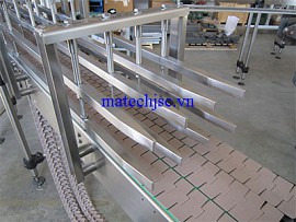 Băng tải xích bản lề nhựa dây chuyền đóng chai