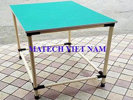 Bàn thao tác ống thép bọc nhựa 1 tầng