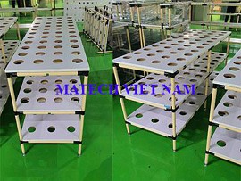 Bàn thao tác ống thép bọc nhựa 3 tầng có lỗ để khuôn đột