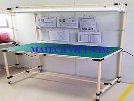Bàn thao tác ống thép bọc nhựa 1 tầng có đèn và bộ treo tài liệu