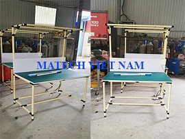 Bàn thao tác ống thép bọc nhựa có đèn và thành chắn cài tài liệu