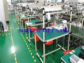 Bàn thao tác ống thép bọc nhựa trong công ty điện tử