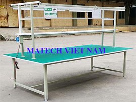 Bàn thao tác khung thép chống tĩnh điện hai bên có đèn chiếu sáng
