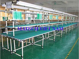 Bàn thao tác ống thép bọc nhựa ghép cùng băng tải PVC