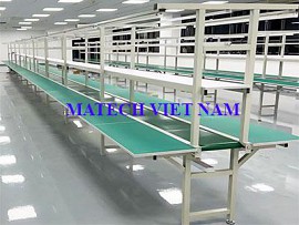 Băng tải PVC khung thép kèm mặt bàn thao tác 2 bên