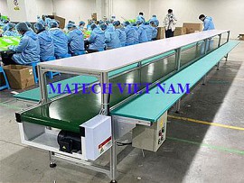 Băng tải PVC có mặt bàn phụ bên trên và hai bên
