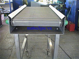 Băng tải xích lưới nhà máy sản xuất bánh kẹo